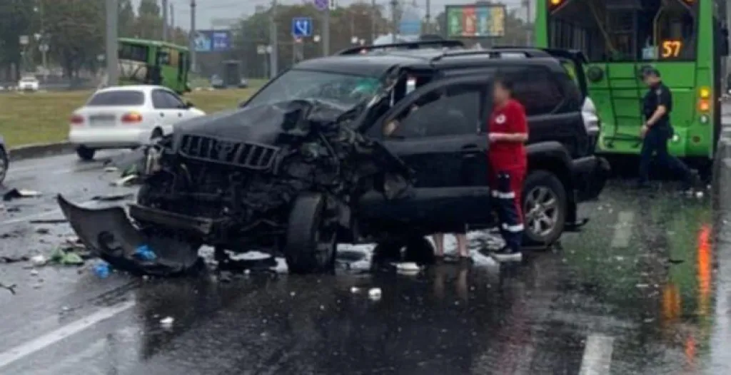 У Харкові сталася масштабна ДТП за участі позашляховика, тролейбуса та автобуса