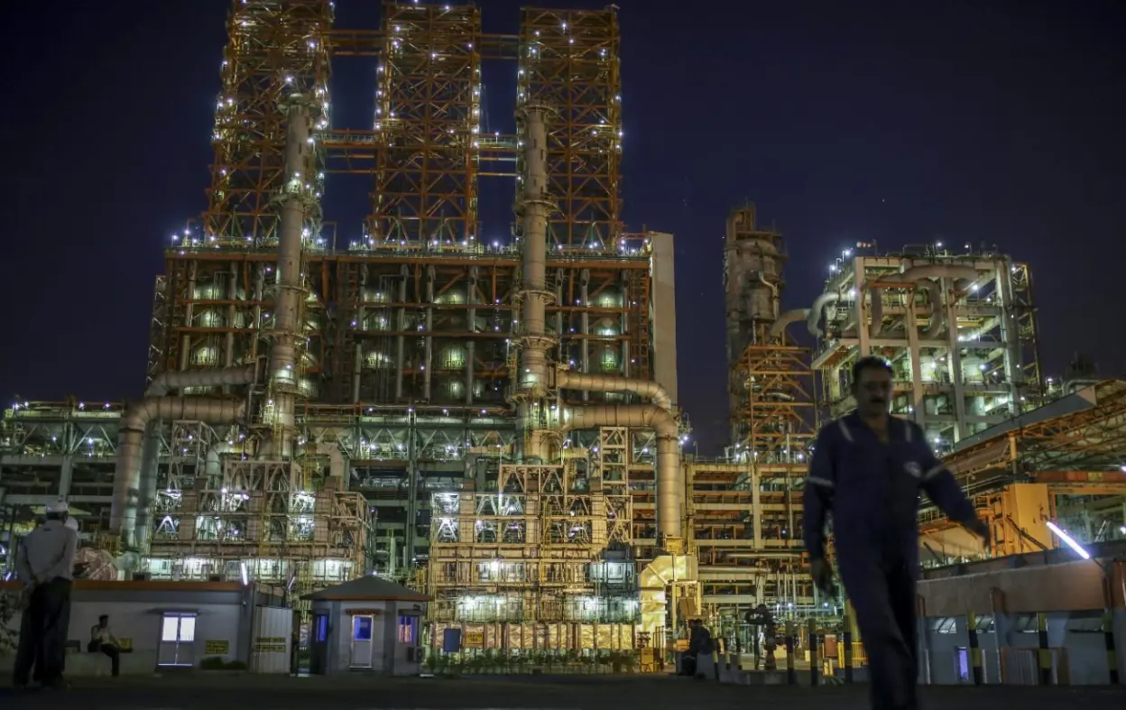 Індія готова різко скоротити закупівлі нафти з РФ після введення санкцій США – Reuters