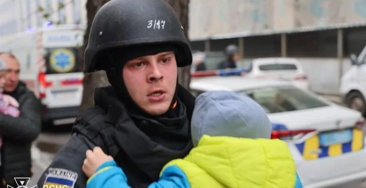 “Давайте на ручки!” Поліцейські показали перші кадри порятунку дітей після удару по дитсадку в Харкові