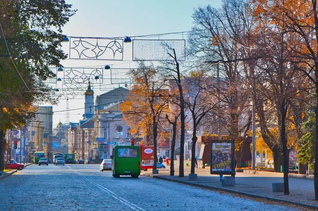 На автодорогах Харківщини демонтують незаконно встановлену рекламу
