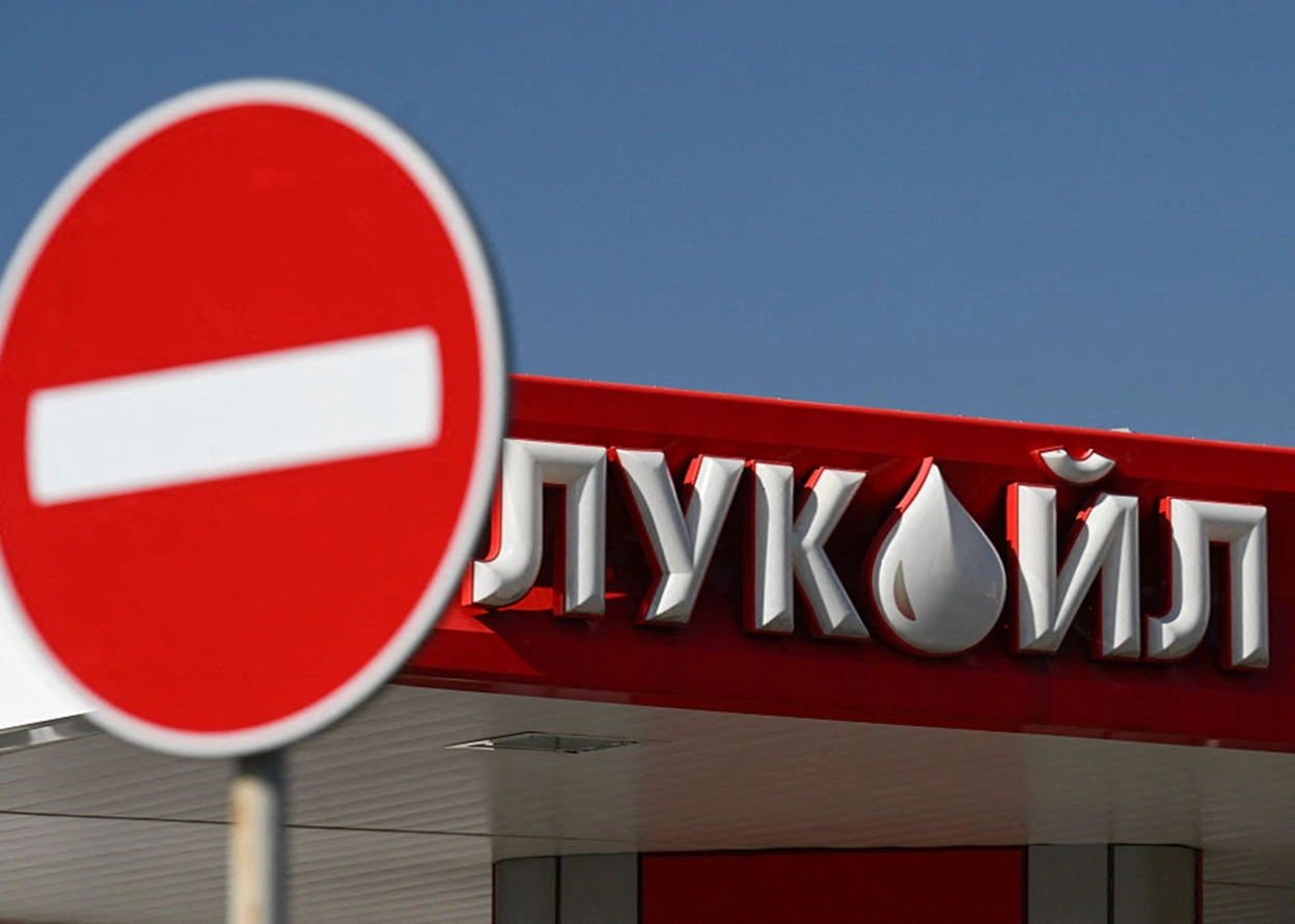 Російській «Лукойл» розпродає свої міжнародні активи через санкції США
