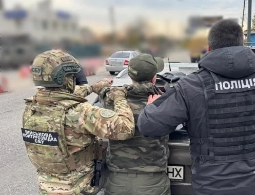 Затримали військового, який допомагав вивезти чоловіка із Харкова за кордон