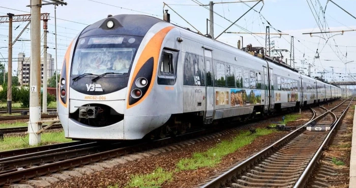 Через обстріл залізниці затримуються харківські потяги