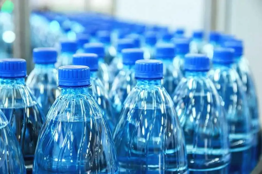 Трьох виробників води оштрафували за брехню про властивості на пакуванні