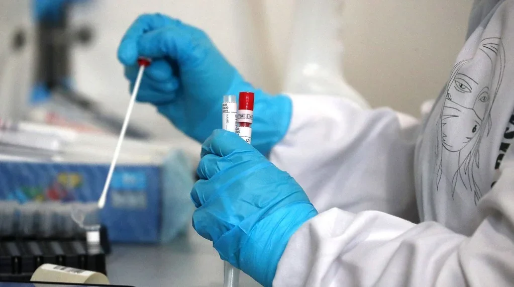 COVID-19: що заборонено робити у разі тривалих симптомів