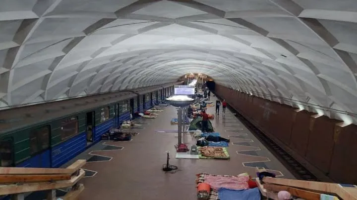 Метро — як укриття, низку приміських потягів скасували: як працює транспорт у Харкові та області