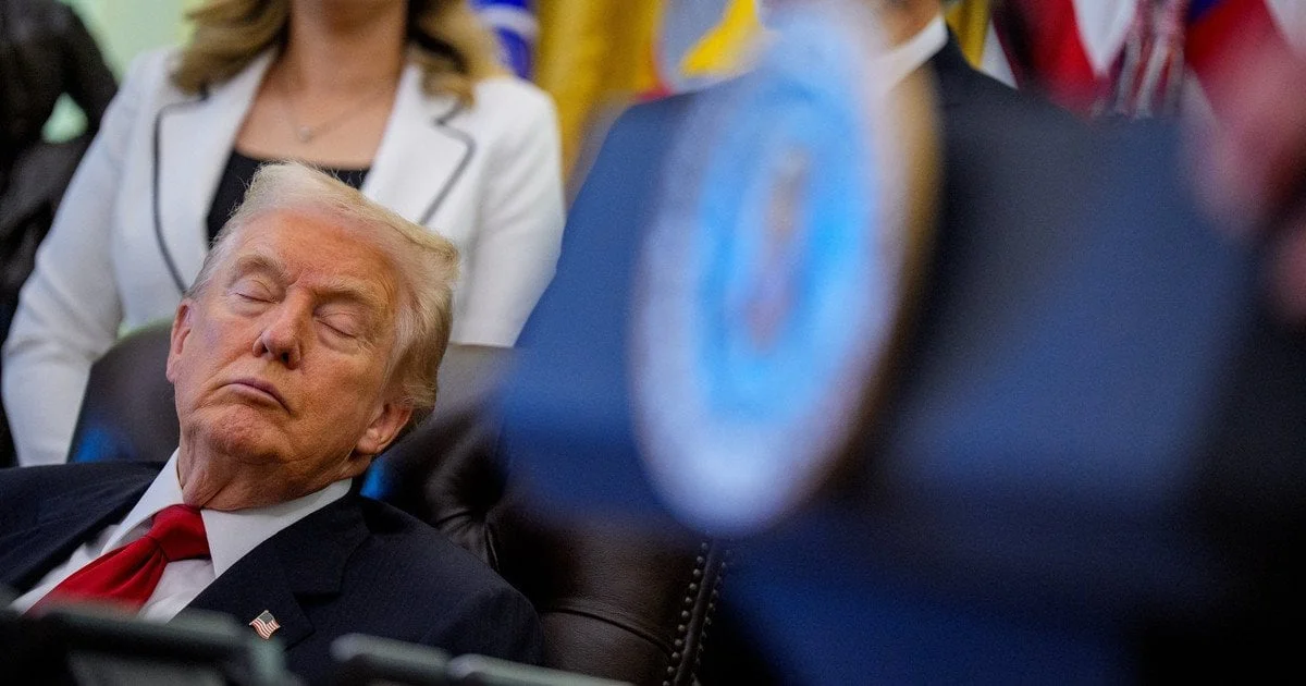 У Білому домі пояснили зображення, на яких Трамп “спить” під час офіційного заходу