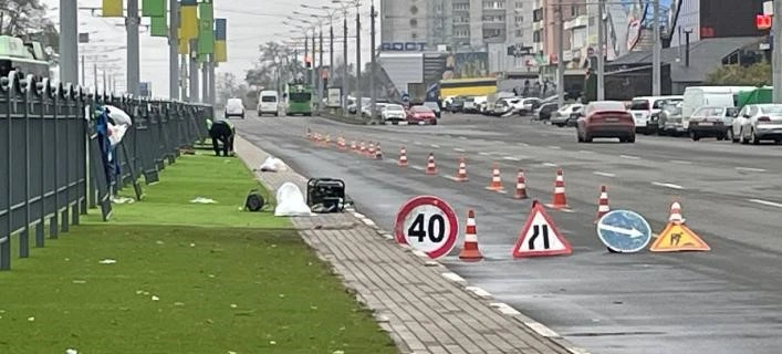 У Харкові поклали штучну траву посеред проспекту