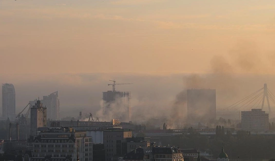 Внаслідок нічних обстрілів над Києвом утворився смог: що робити