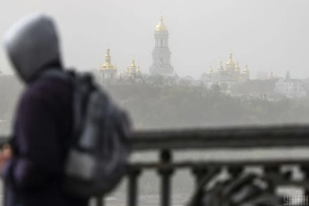 Внаслідок нічних обстрілів над Києвом утворився смог: що робити