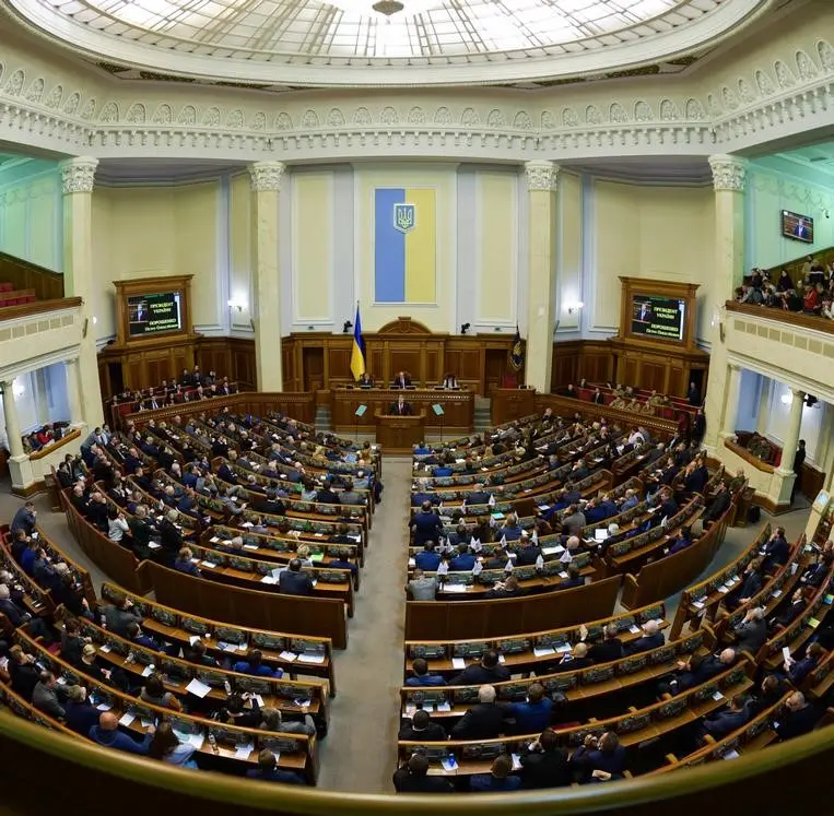 Група депутатів заблокувала трибуну Ради, яка мала розглядати відставку двох міністрів. Спікер оголосив перерву