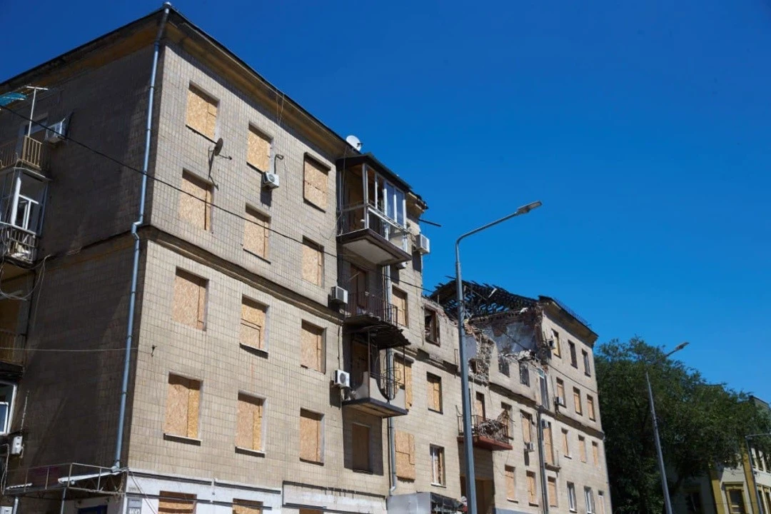 У центрі Харкова відновлюють обстріляний будинок