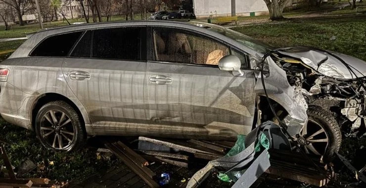 Троє підлітків посстраждали на дитячому майданчику, на який влетіла Toyota на швидкості
