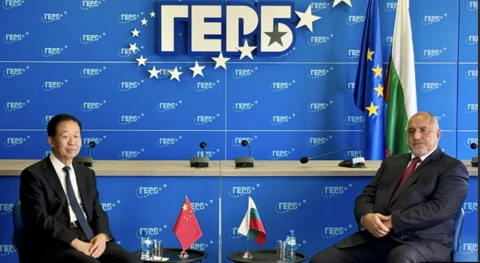 Владна партія Болгарії прибрала український прапор із офісу – на «пряме прохання» китайських гостей