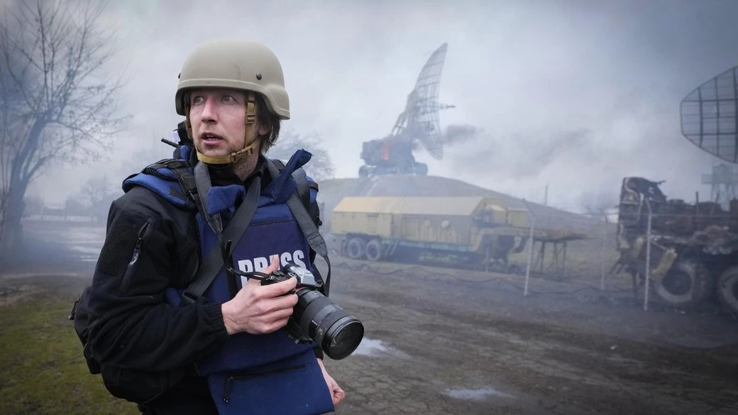 “Знімати й публікувати це — як ходити по лезу”: Євген Малолєтка про фотокнигу “Облога Маріуполя”