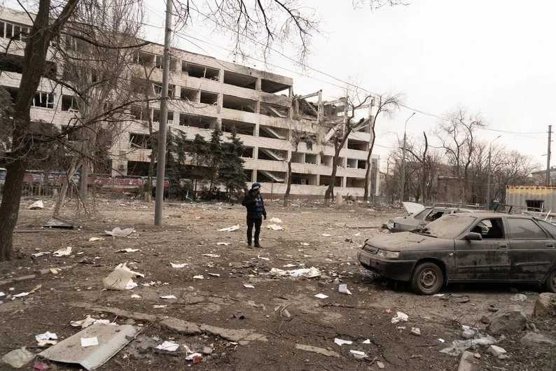 “Знімати й публікувати це — як ходити по лезу”: Євген Малолєтка про фотокнигу “Облога Маріуполя”