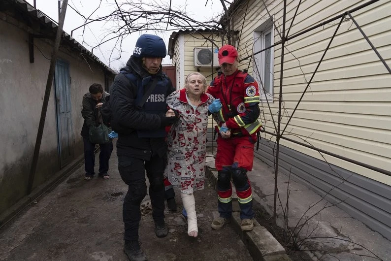 “Знімати й публікувати це — як ходити по лезу”: Євген Малолєтка про фотокнигу “Облога Маріуполя”