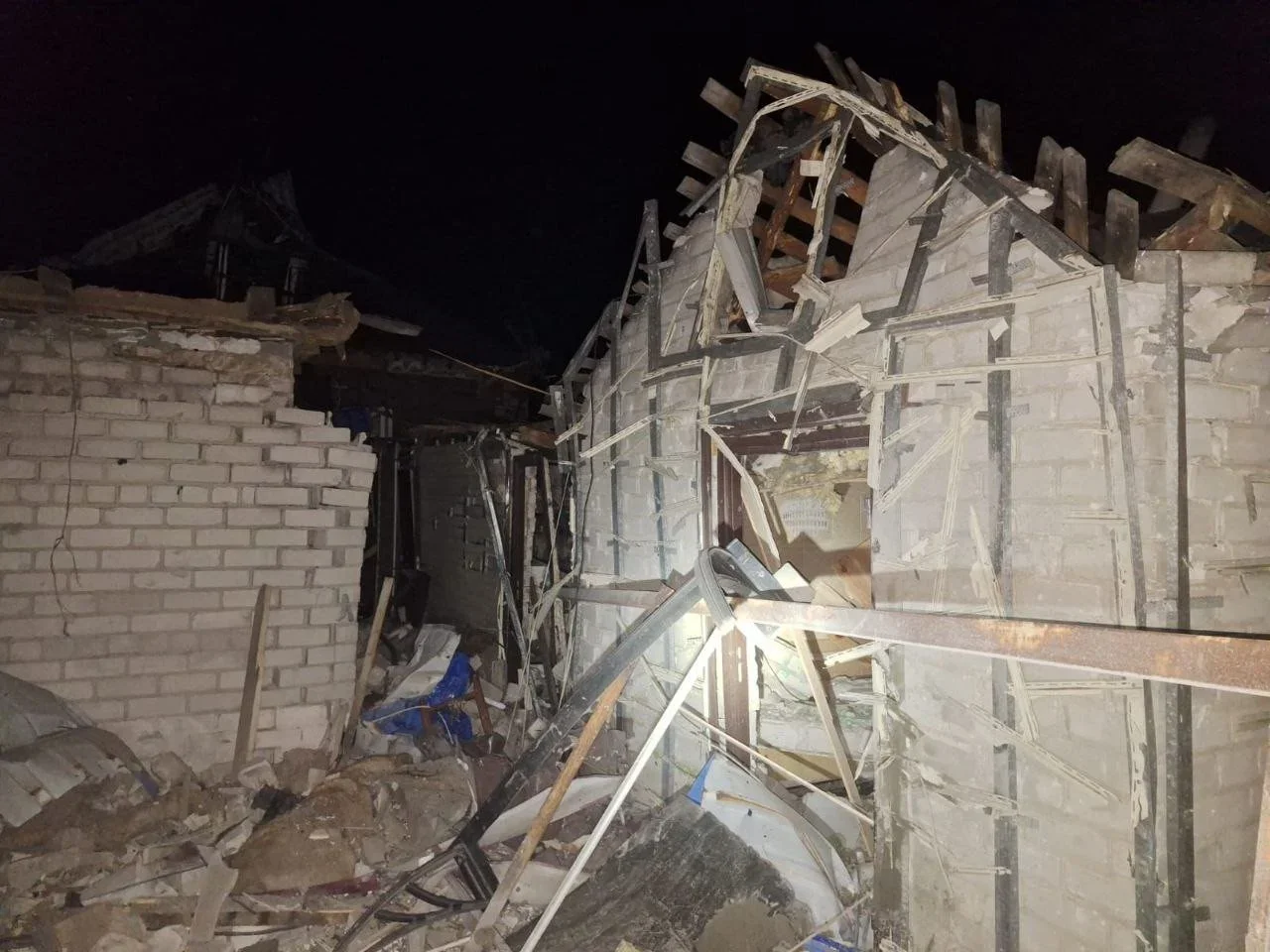 Росіяни вдарили по Дніпропетровщині: є поранені, виникли пожежі і руйнування