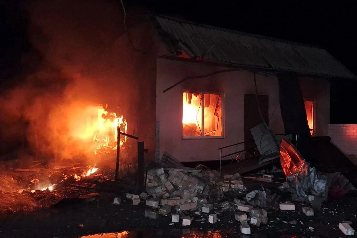 Росіяни вдарили по Дніпропетровщині: є поранені, виникли пожежі і руйнування