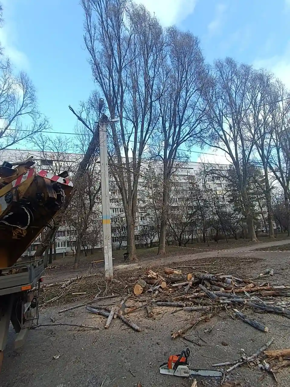 Буревій у Харкові зніс дерева та пошкодив покрівлі будинків