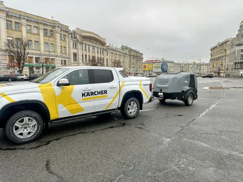 Харків купив пилососи для тротуарів і отримав у подарунок трейлер