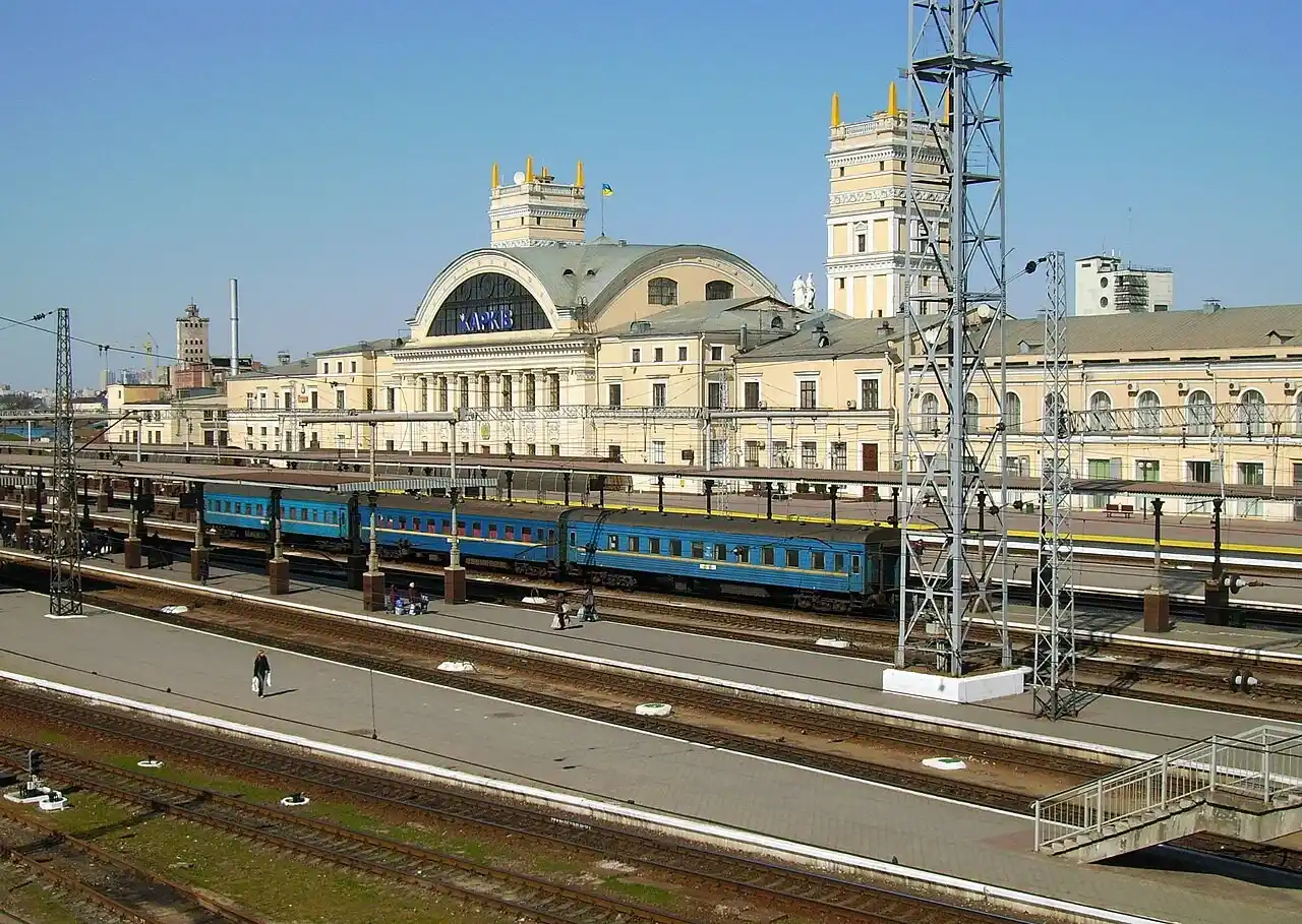 Після екстреного гальмування зійшов з рейок харківський потяг