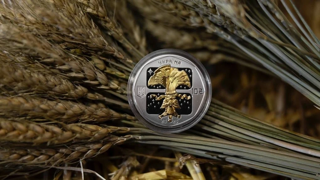Срібло, традиція і діамант: НБУ презентував різдвяну пам’ятну монету
