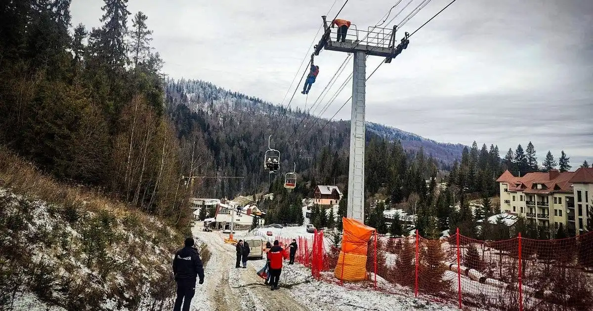 Крісла зависли над схилом: на карпатській горі рятують туристів із зупиненого підйомника