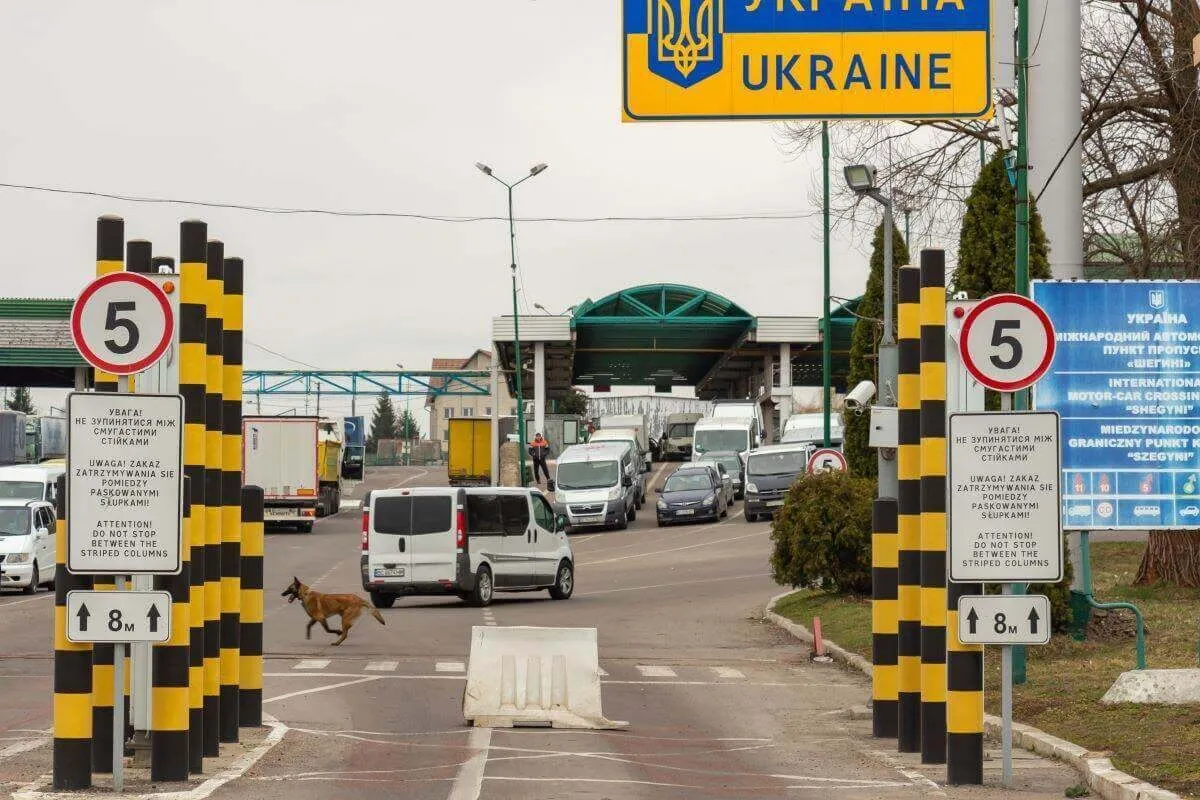 Передсвятковий наплив на кордоні з Польщею: де рух найповільніший