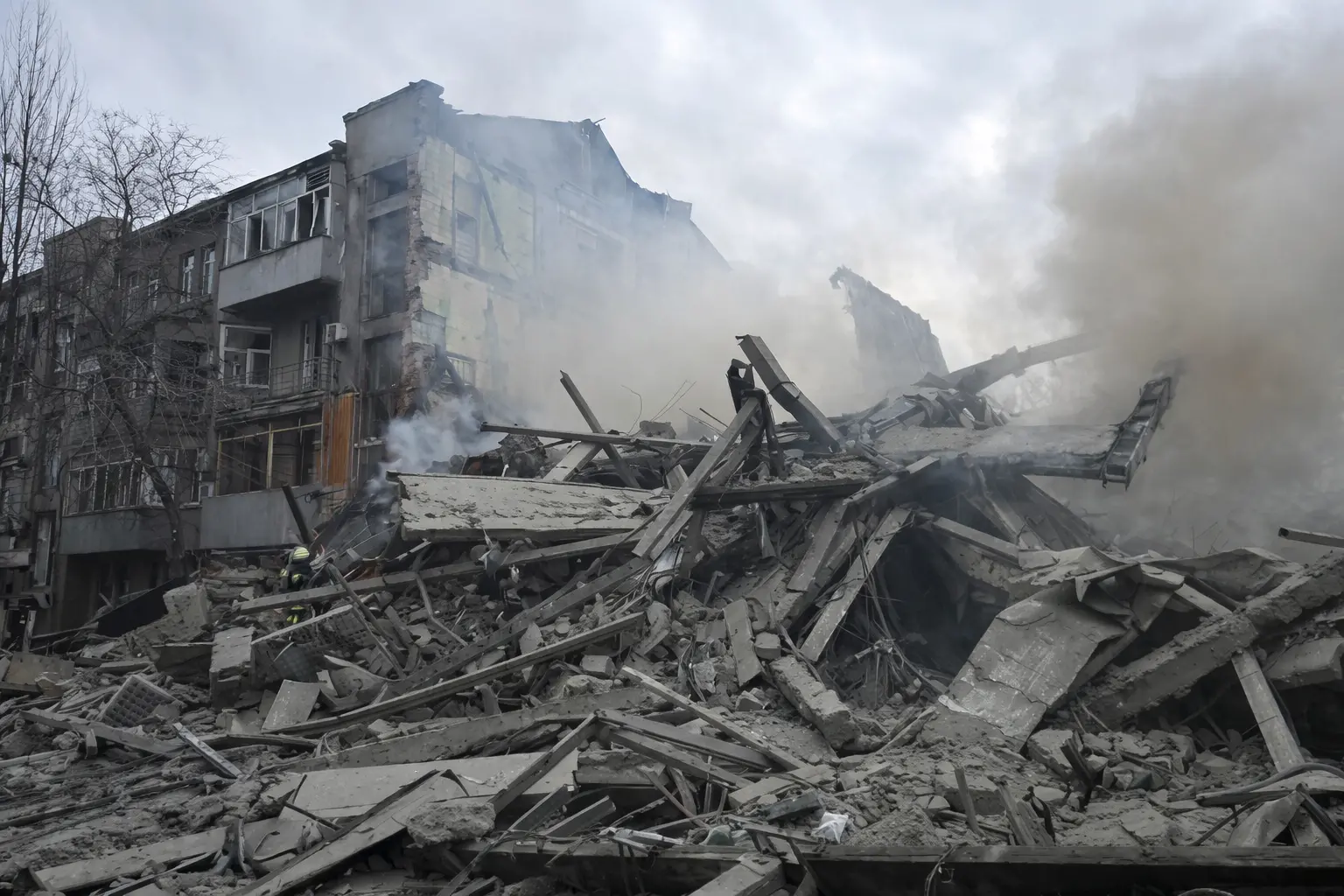 Ракетний удар по центру Харкова: під завалами шукають людей, поранених уже 13