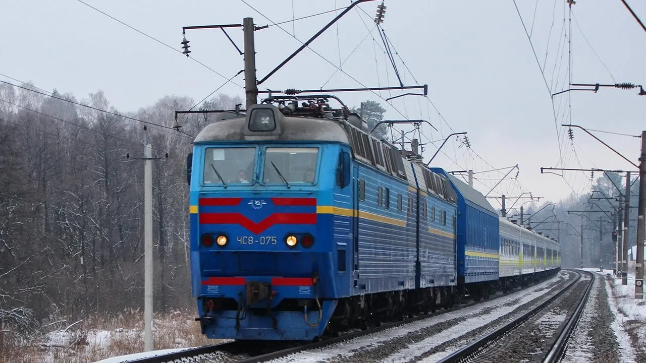 Після удару по залізниці під Фастовом «Укрзалізниця» оновлює розклад і призупиняє продаж квитків