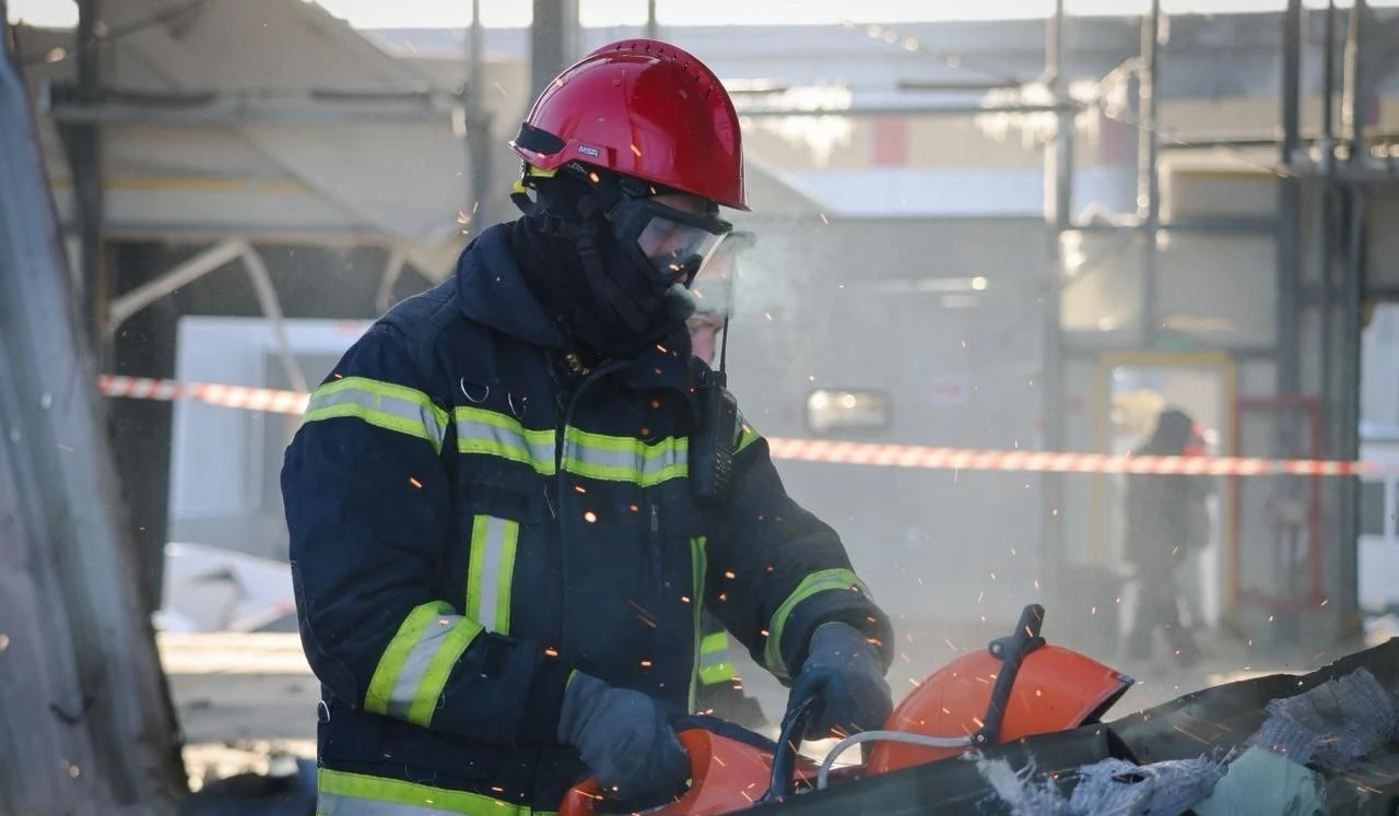 Розбір завалів на поштовому терміналі під Харковом завершено