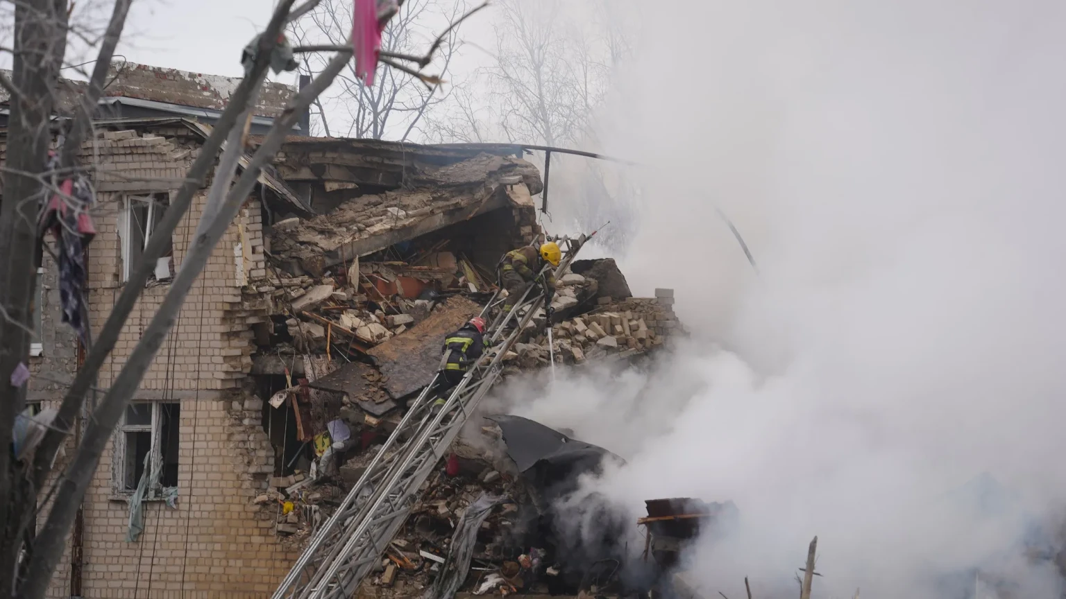 Рятувальна операція в Харкові: кількість загиблих у розбитій п’ятиповерхівці зросла до десяти