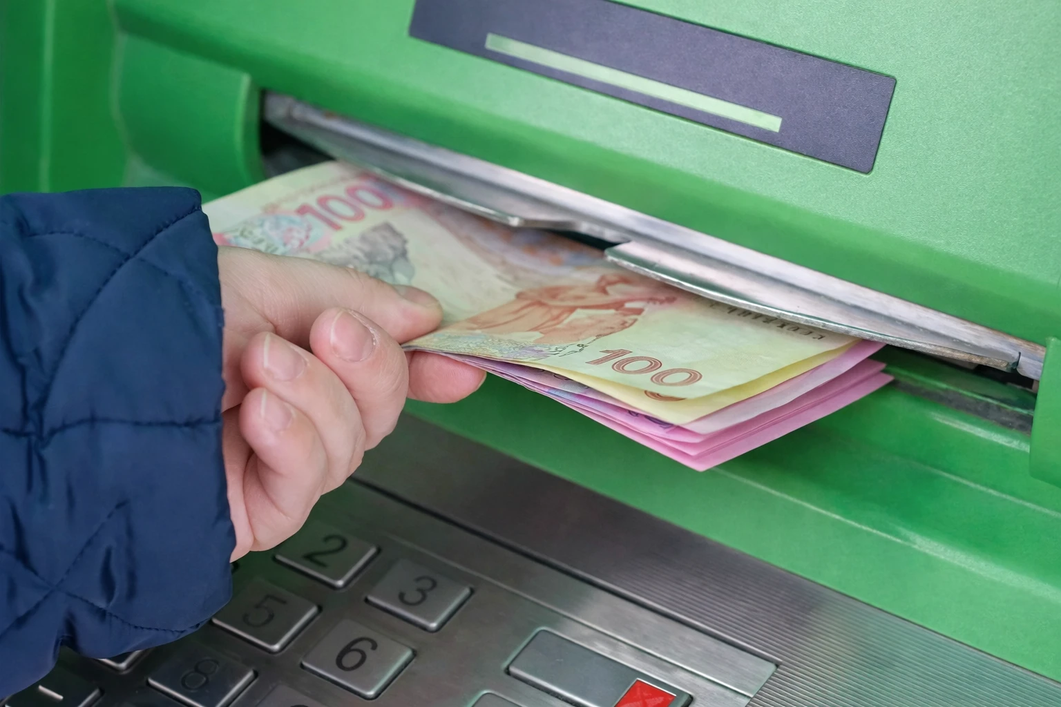 Як безпечно знімати гроші з банкомату ПриватБанку: всі доступні способи