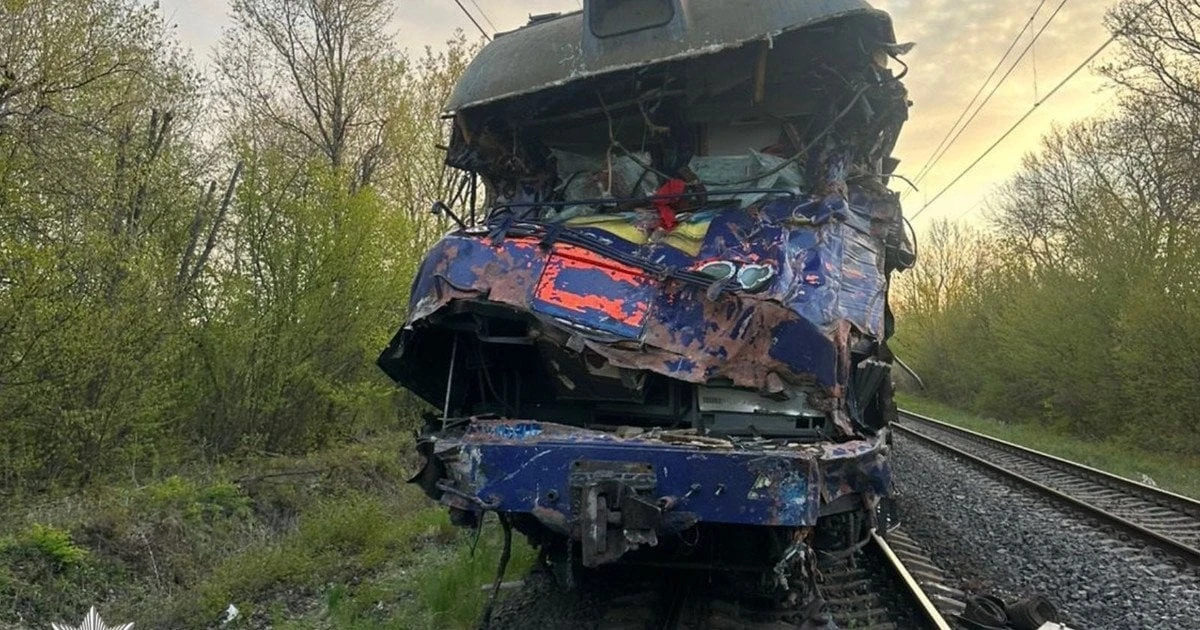Трагедія на залізниці Львівщини: зіткнення потяга з автокраном забрало життя двох людей