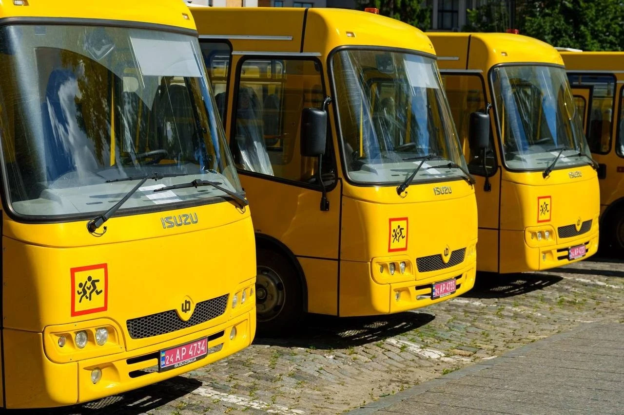 Інклюзивний транспорт для громад: заклади освіти Харківщини отримали нові автобуси