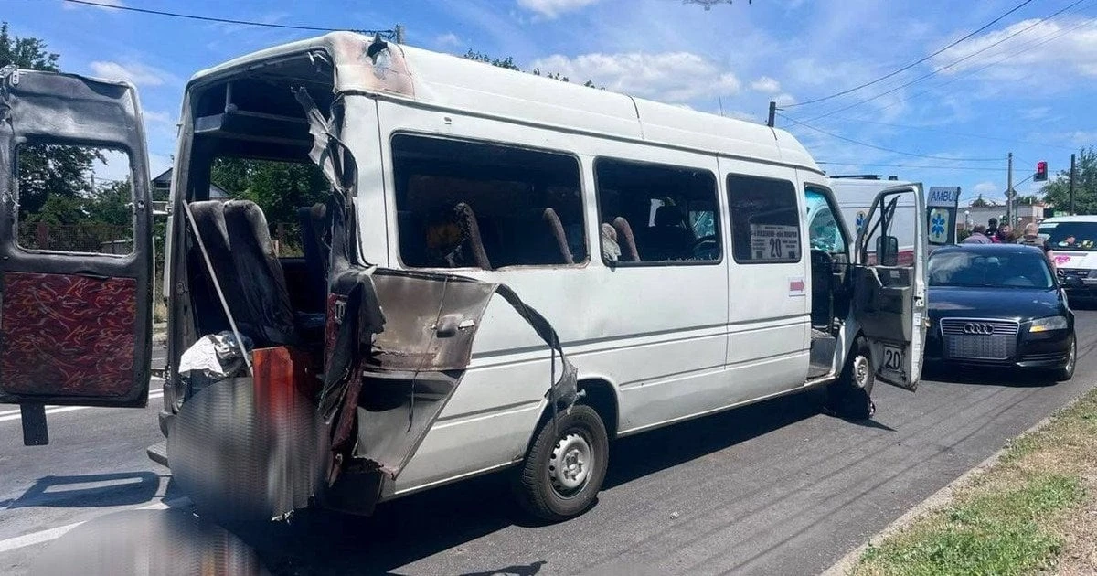 У Запоріжжі ворожий безпілотник атакував маршрутку з пасажирами